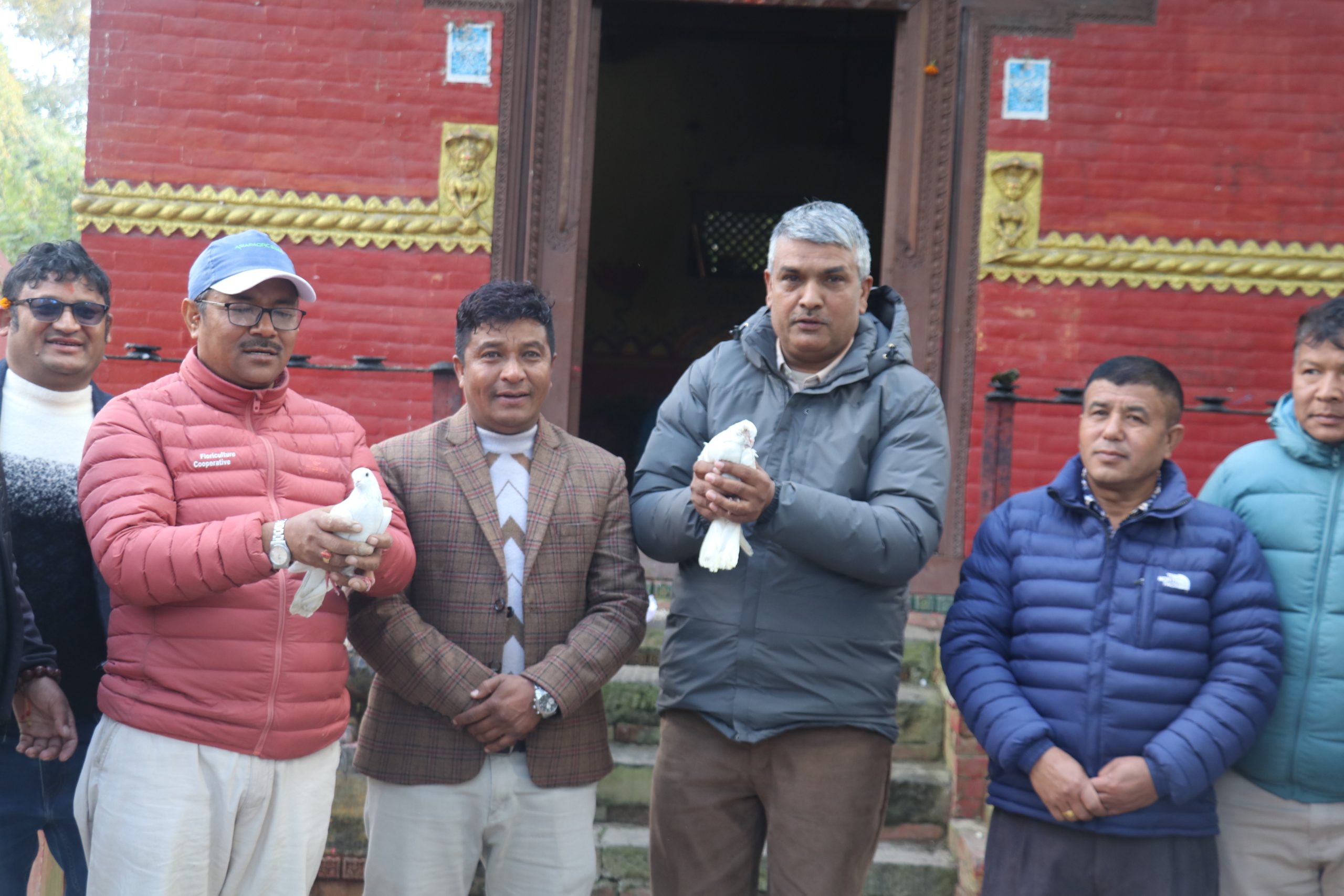 ग्रील व्यवसायीहरुले बनभोजमा  शान्तिको लागि परेवा उडाए